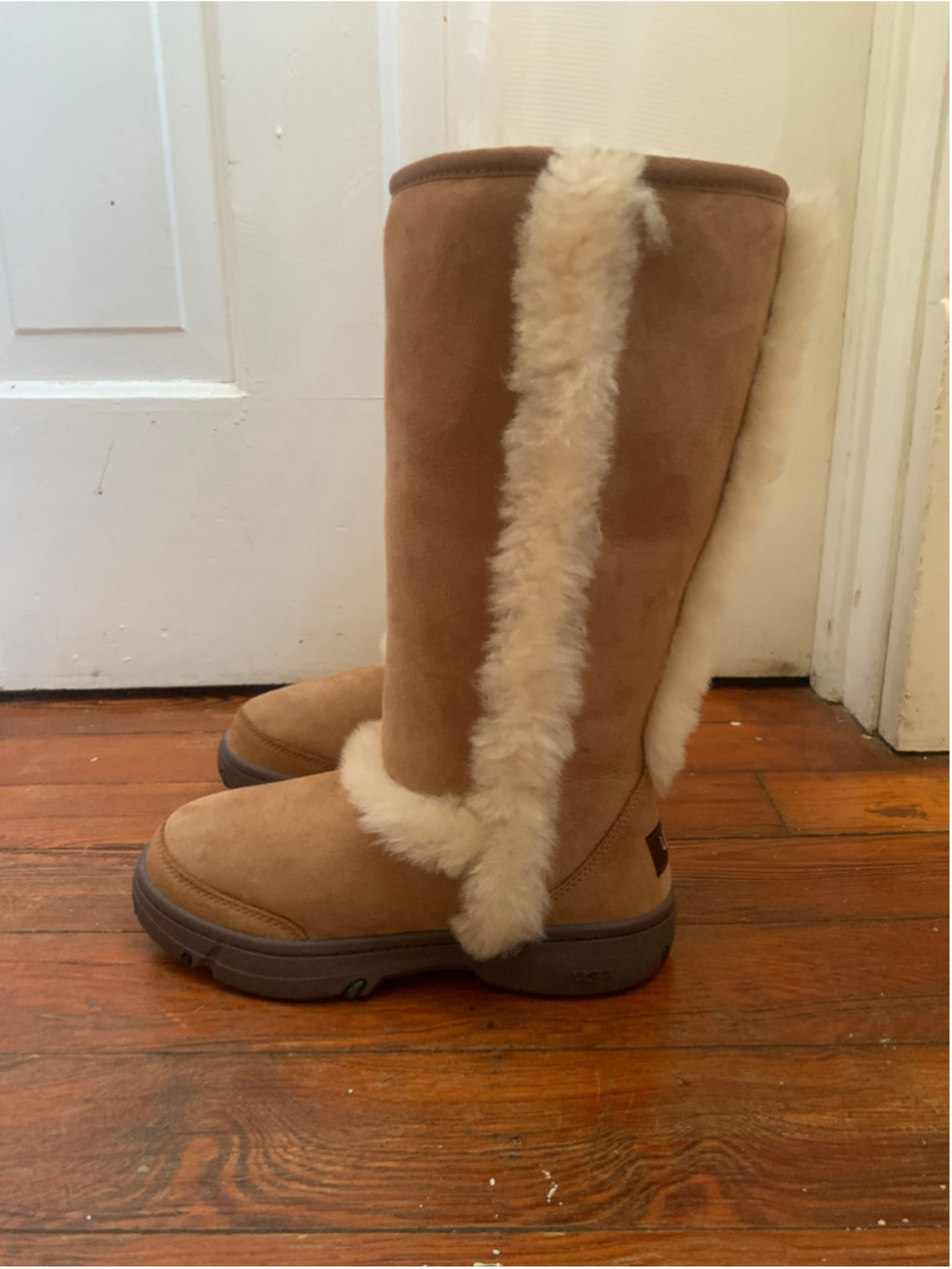 NWOT Women's UGG Sunburst Tall Winter Boots Size 6 Chestnut Brown Shearling Cozy